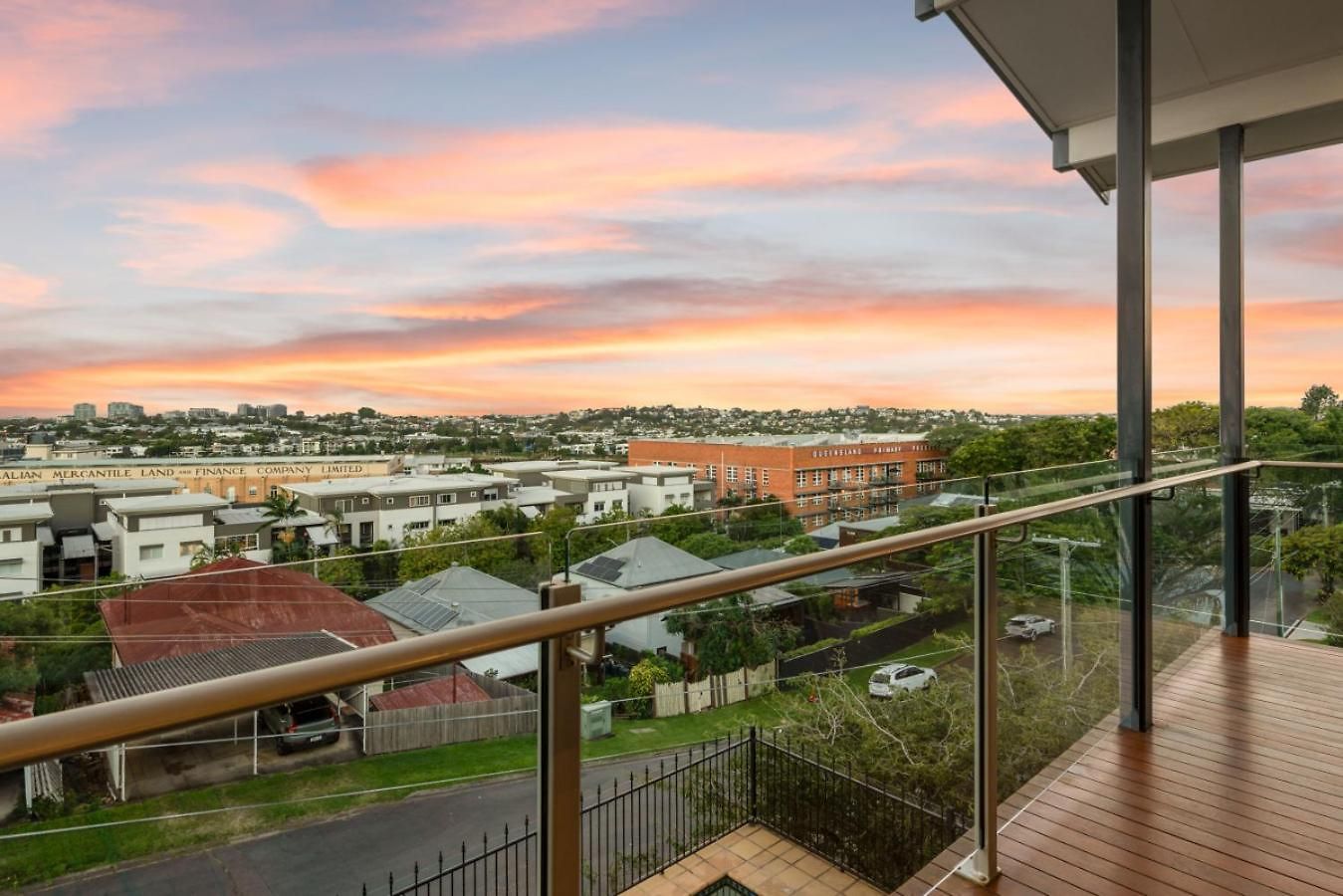 A/c Throughout In Brisbane's Trendiest Suburb Holiday home *