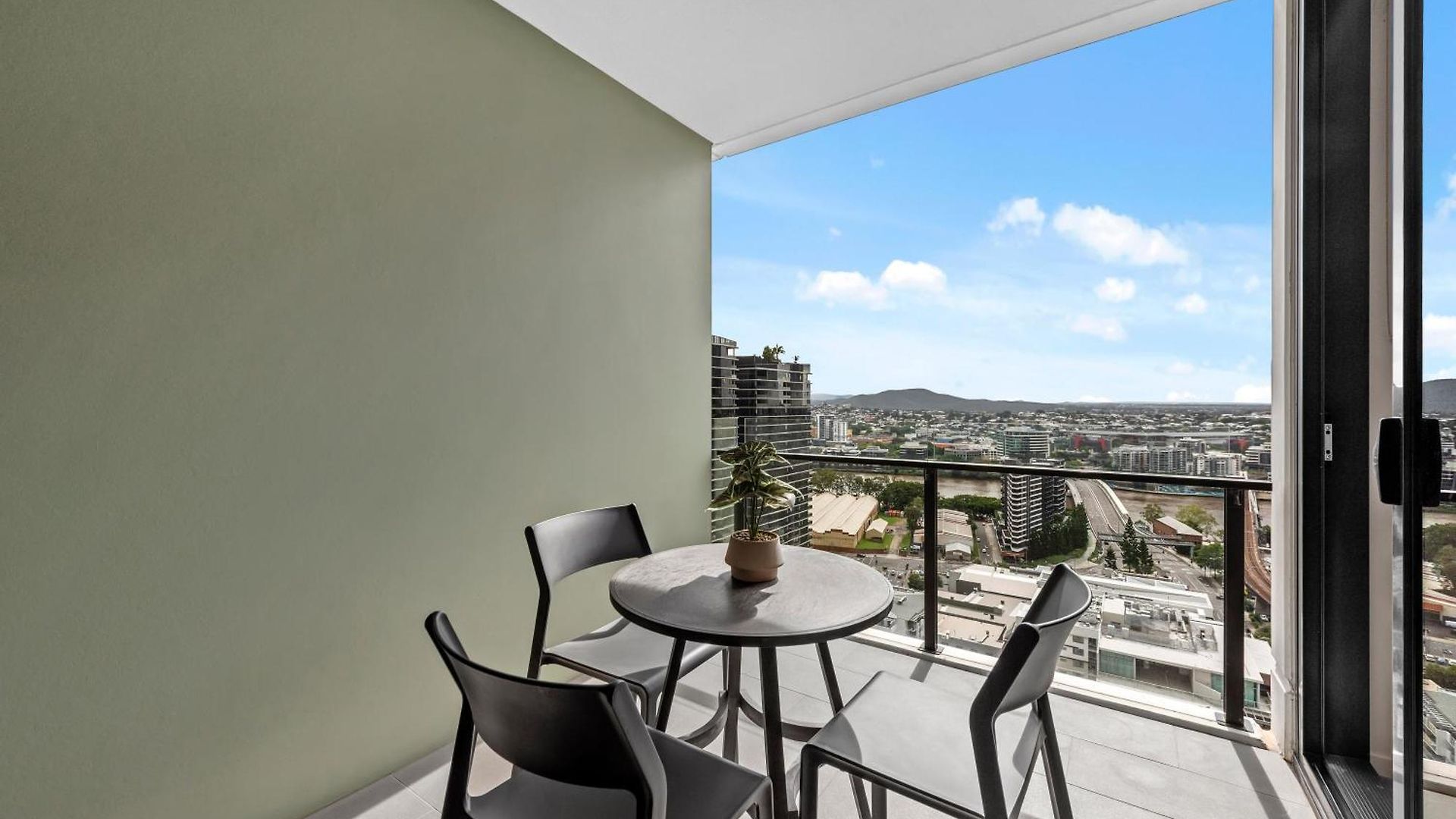 Stylish 1br - Lv26 With Mountain Views, Pool And Park Apartment *