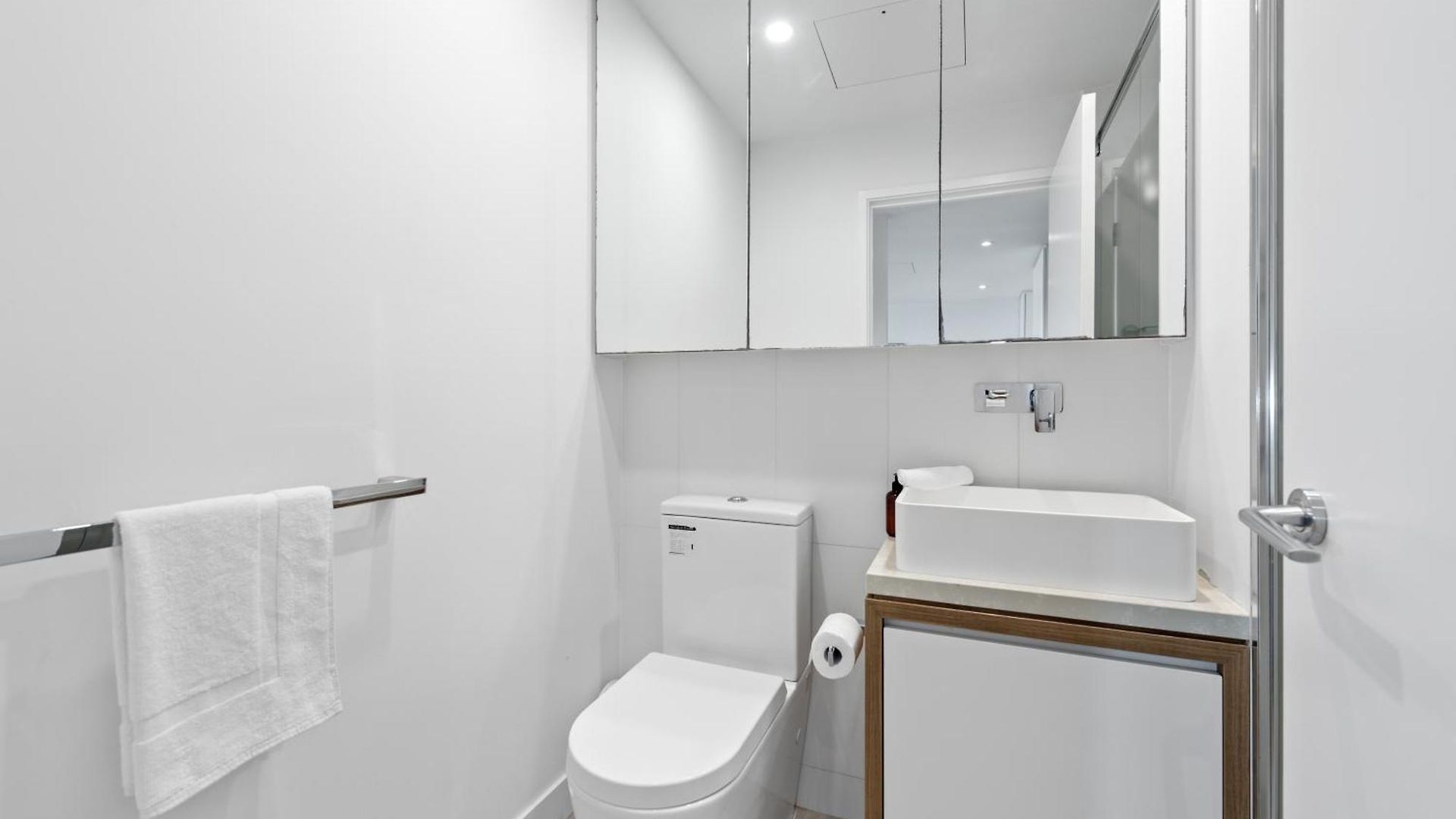 Stylish Valley With Pool, Huge Gym And Study Desk! * Brisbane