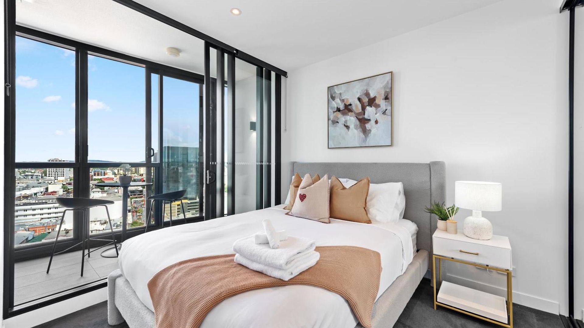 Apartment Stylish Valley With Pool, Huge Gym And Study Desk!