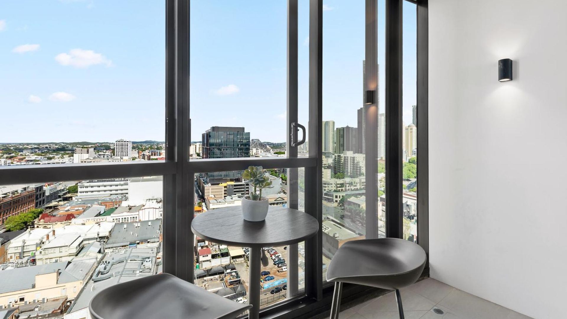 Stylish Valley With Pool, Huge Gym And Study Desk! Apartment Brisbane