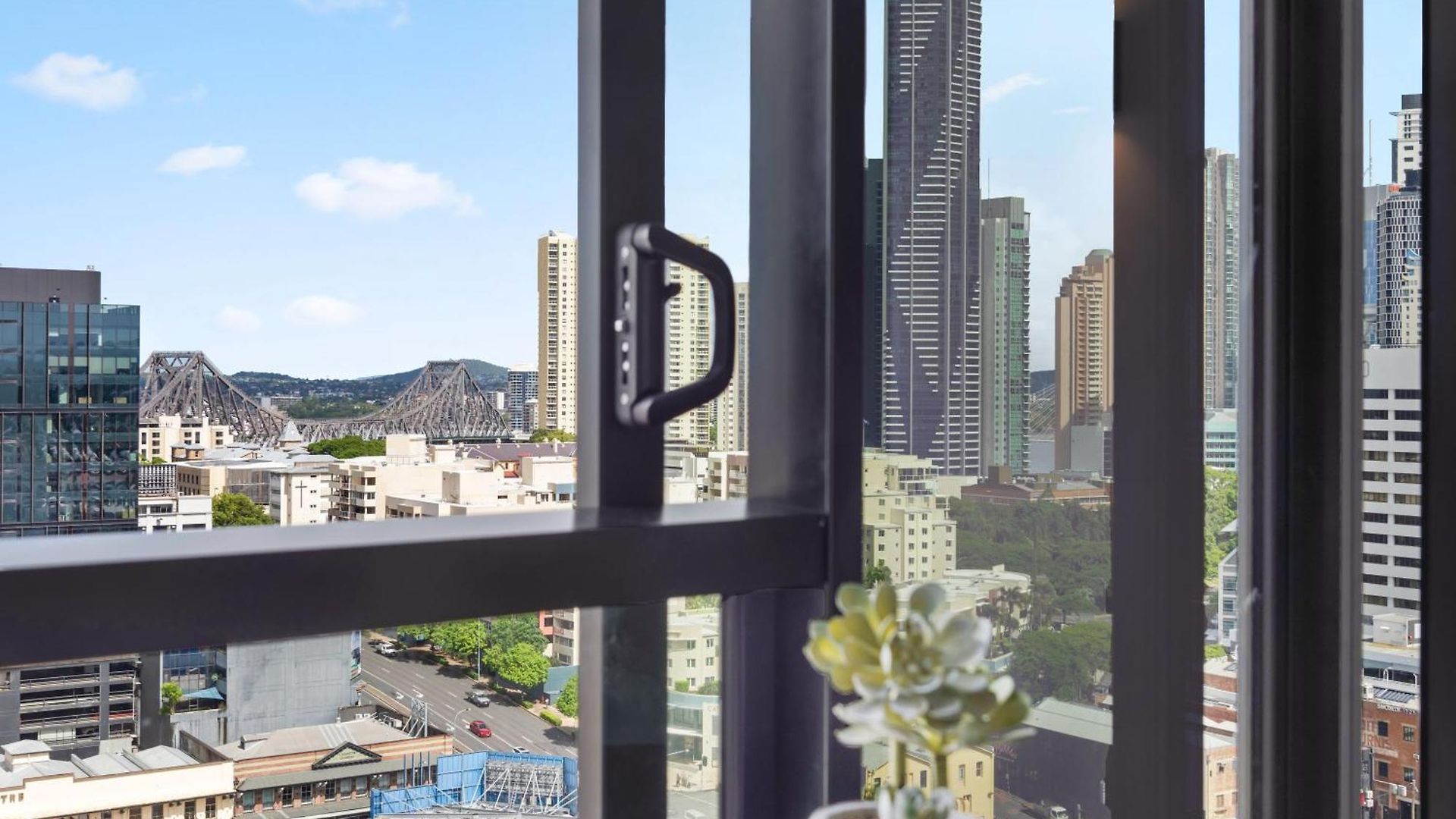 Stylish Valley With Pool, Huge Gym And Study Desk! Brisbane