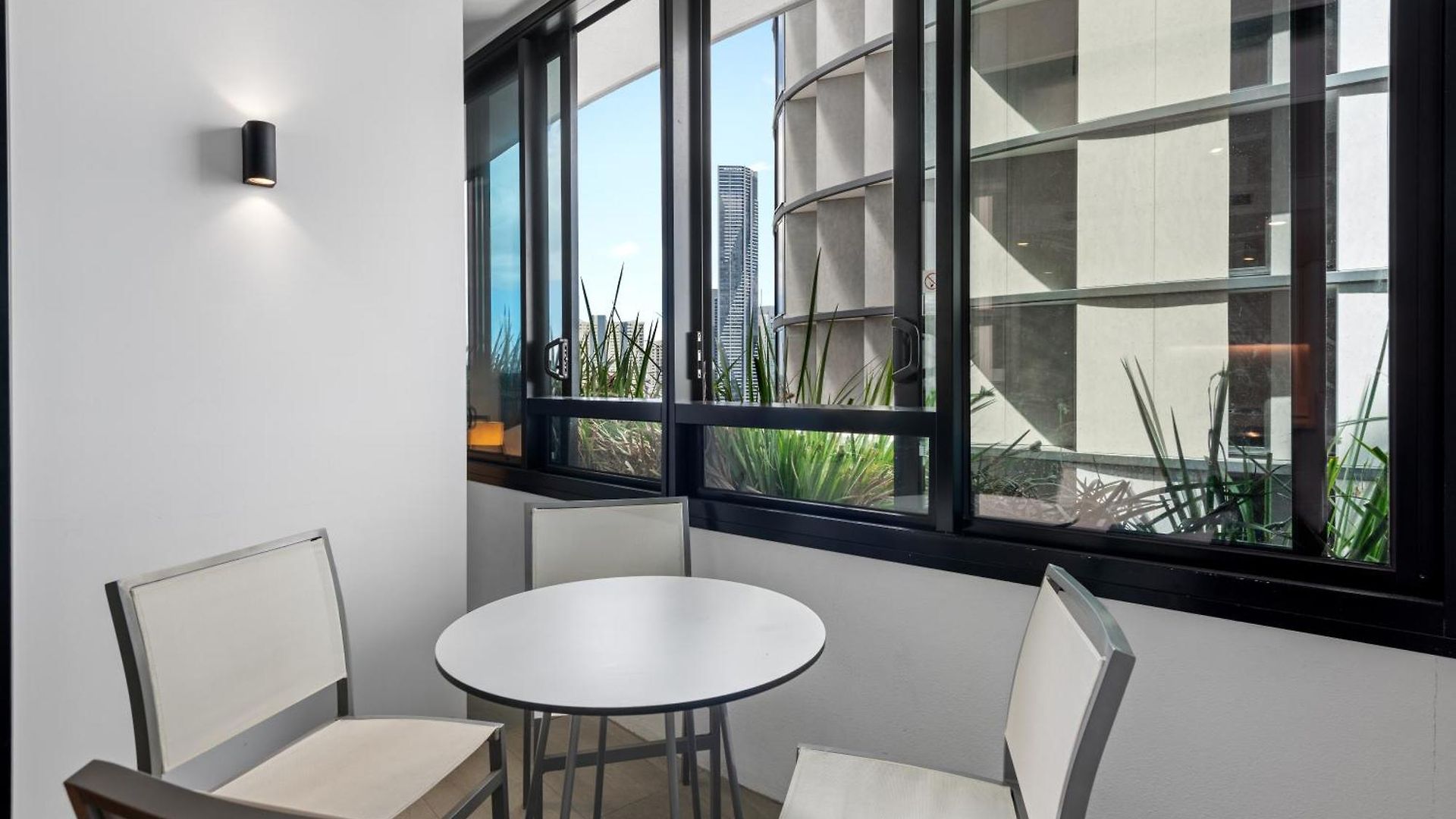 Apartment Valley Pad With Infinity Pool, Gym And Office! Brisbane