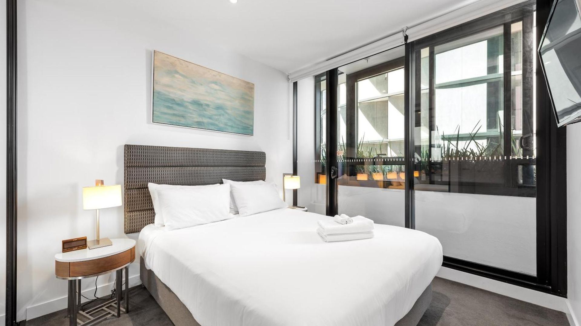 Valley Pad With Infinity Pool, Gym And Office! Brisbane