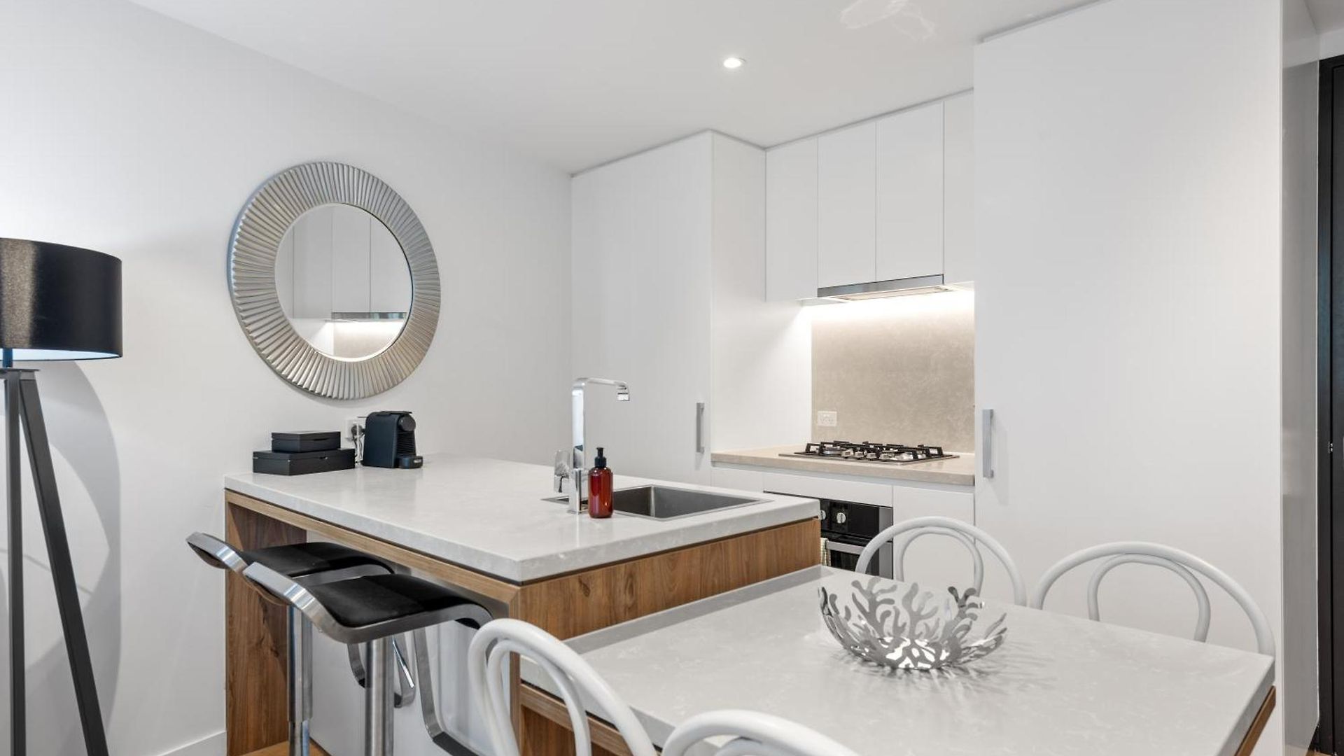 Apartment Valley Pad With Infinity Pool, Gym And Office! Brisbane