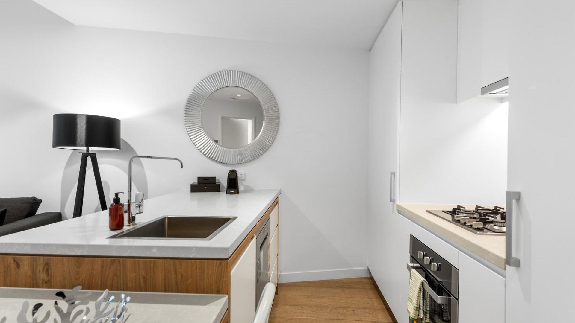 Valley Pad With Infinity Pool, Gym And Office! Apartment Brisbane