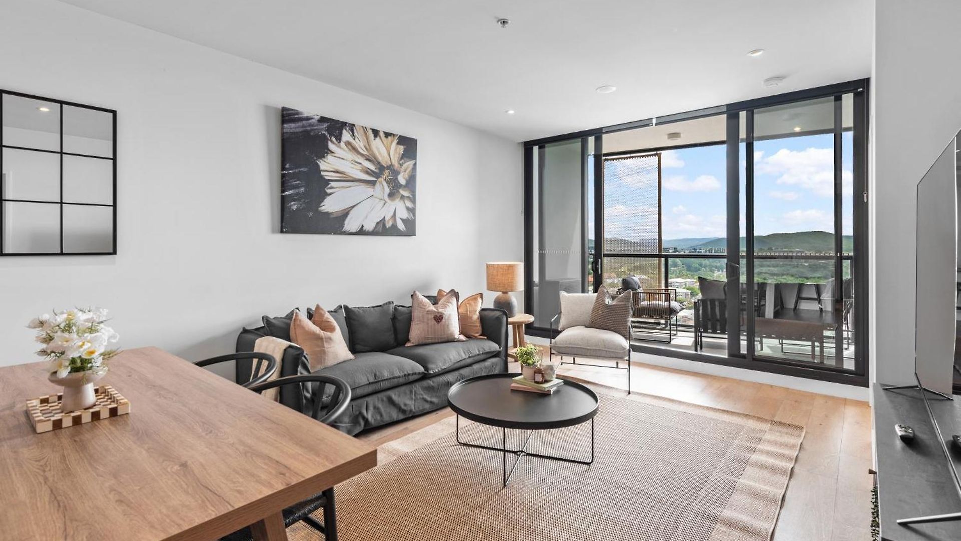Mountain View 2br With Pool, Huge Gym And Parking Brisbane
