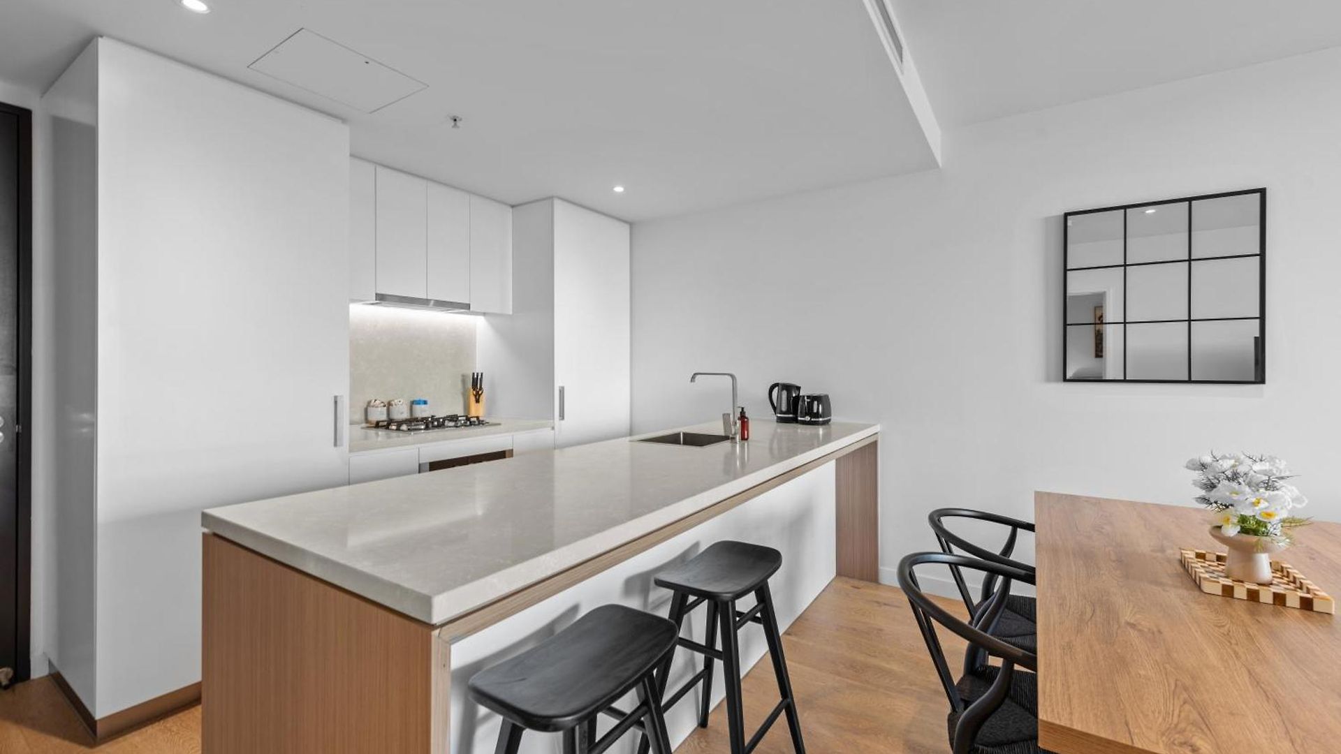 Mountain View 2br With Pool, Huge Gym And Parking Apartment Brisbane