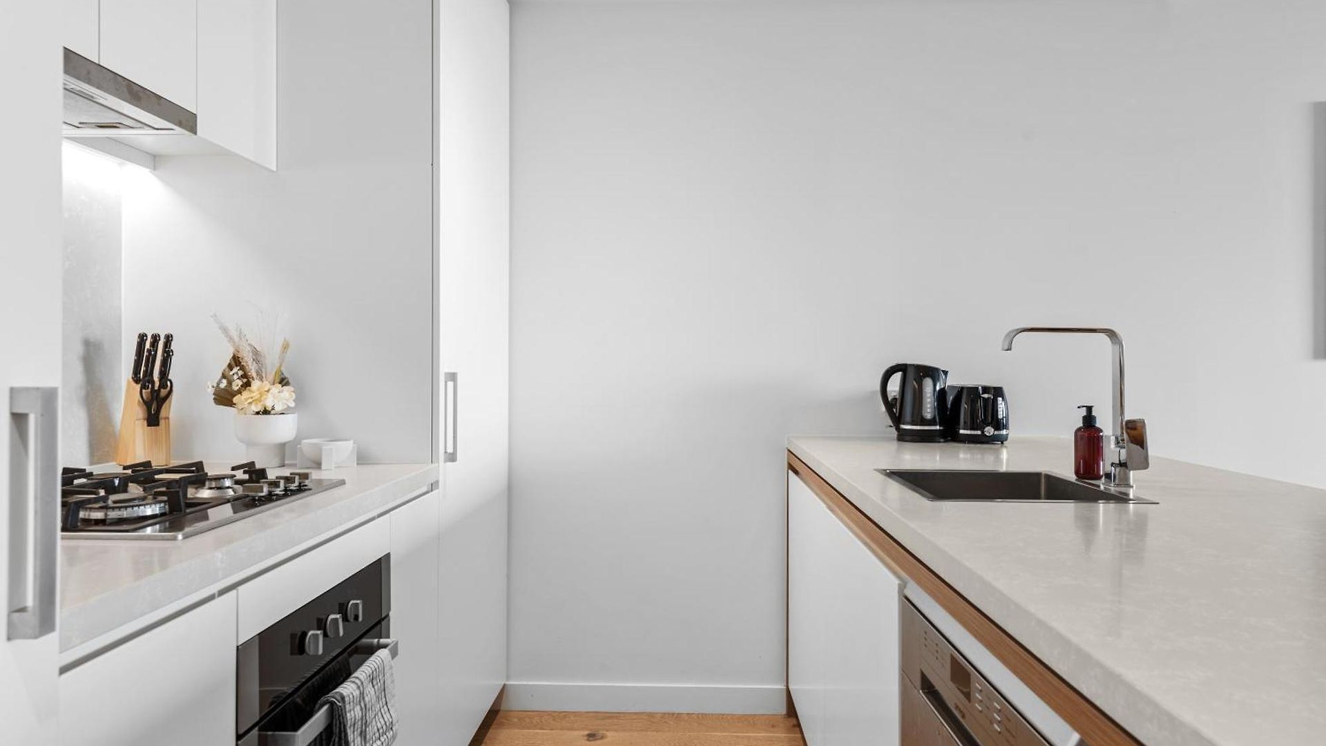 Mountain View 2br With Pool, Huge Gym And Parking * Brisbane