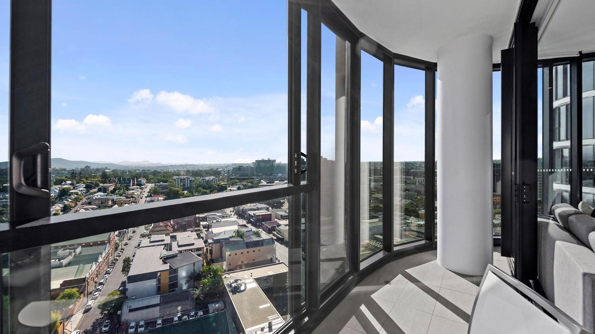 Mountain View With Infinity Pool, Gym And Car Park Apartment *