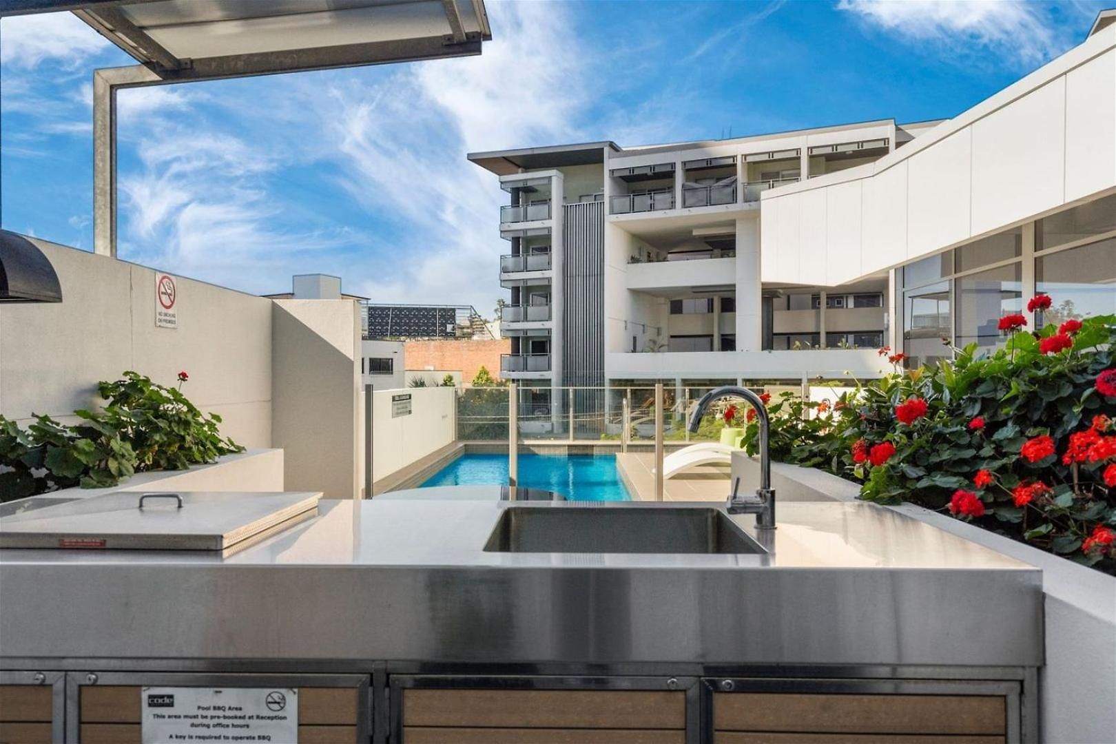 Apartment Modern And Stylish With Large Balcony And Parking! Brisbane