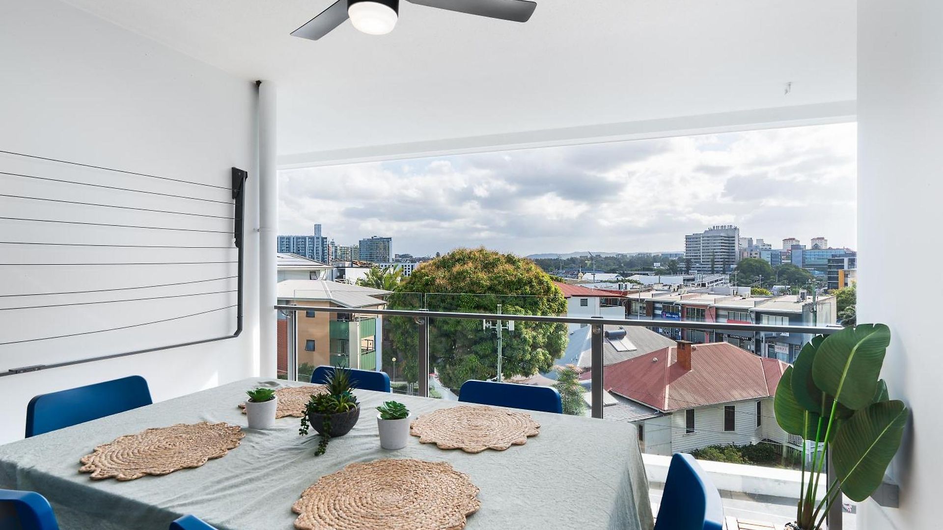 Modern And Stylish With Large Balcony And Parking! Apartment *