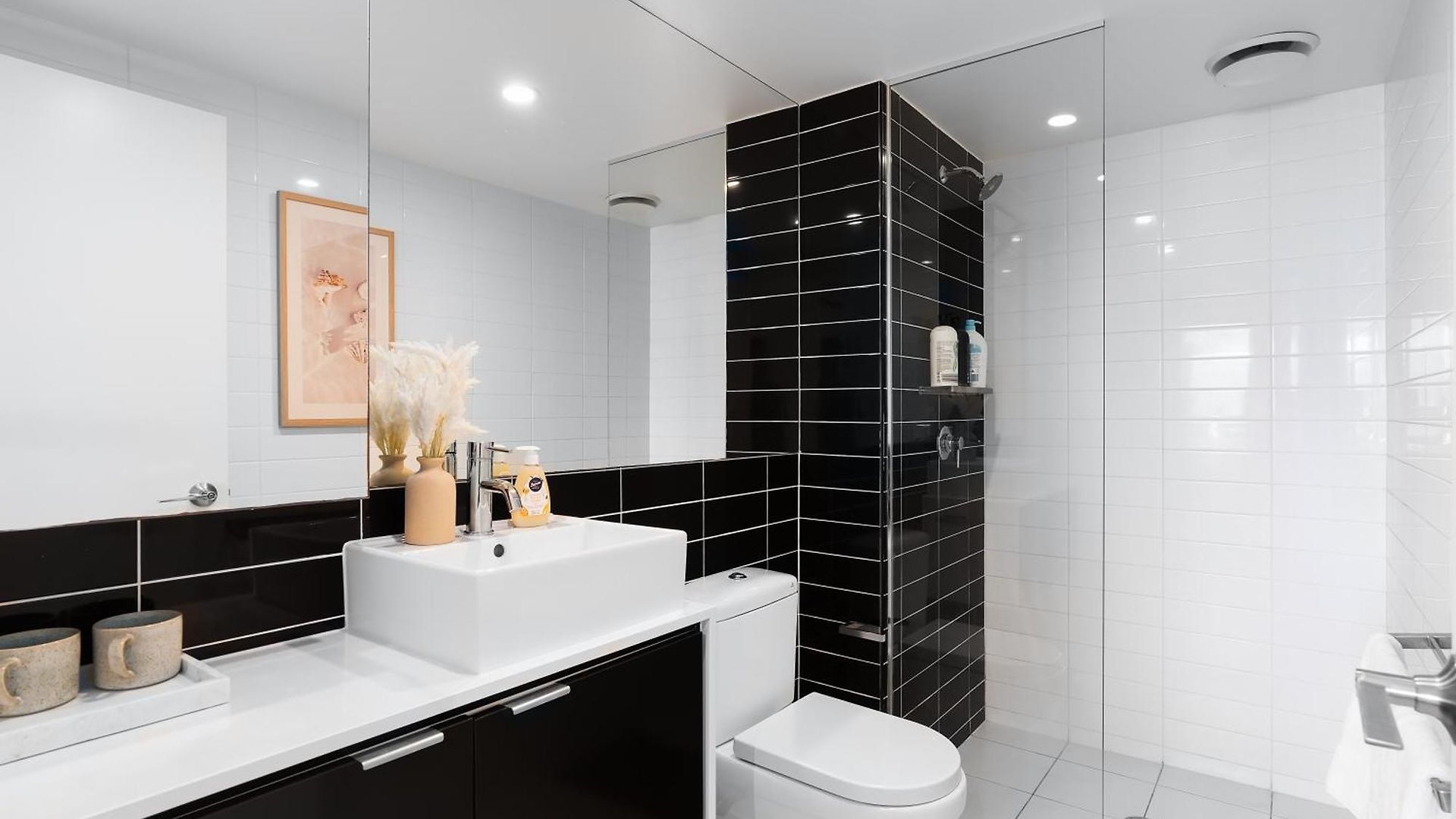 Modern And Stylish With Large Balcony And Parking! Apartment Brisbane