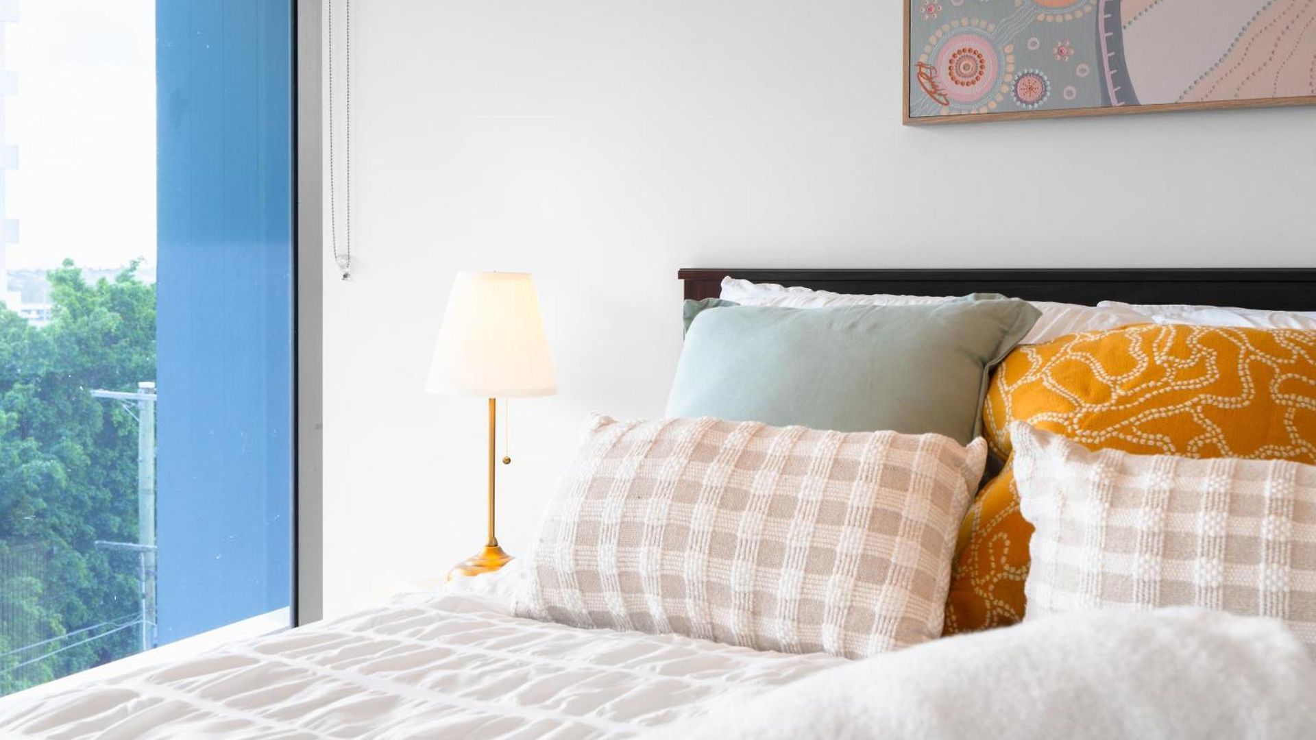 Modern And Stylish With Large Balcony And Parking! * Brisbane