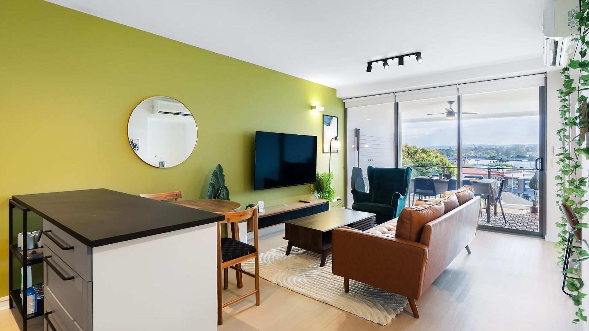 Apartment Modern And Stylish With Large Balcony And Parking! Brisbane