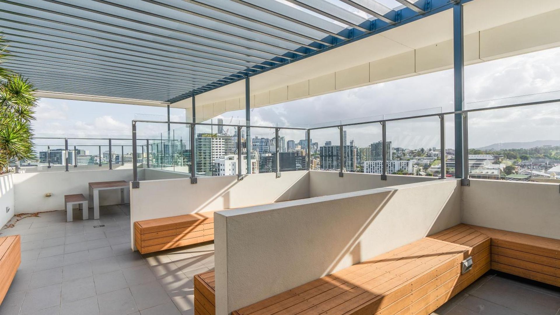 Modern And Stylish With Large Balcony And Parking! * Brisbane