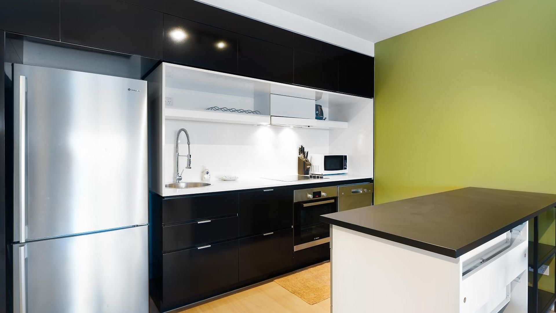 Apartment Modern And Stylish With Large Balcony And Parking! Brisbane