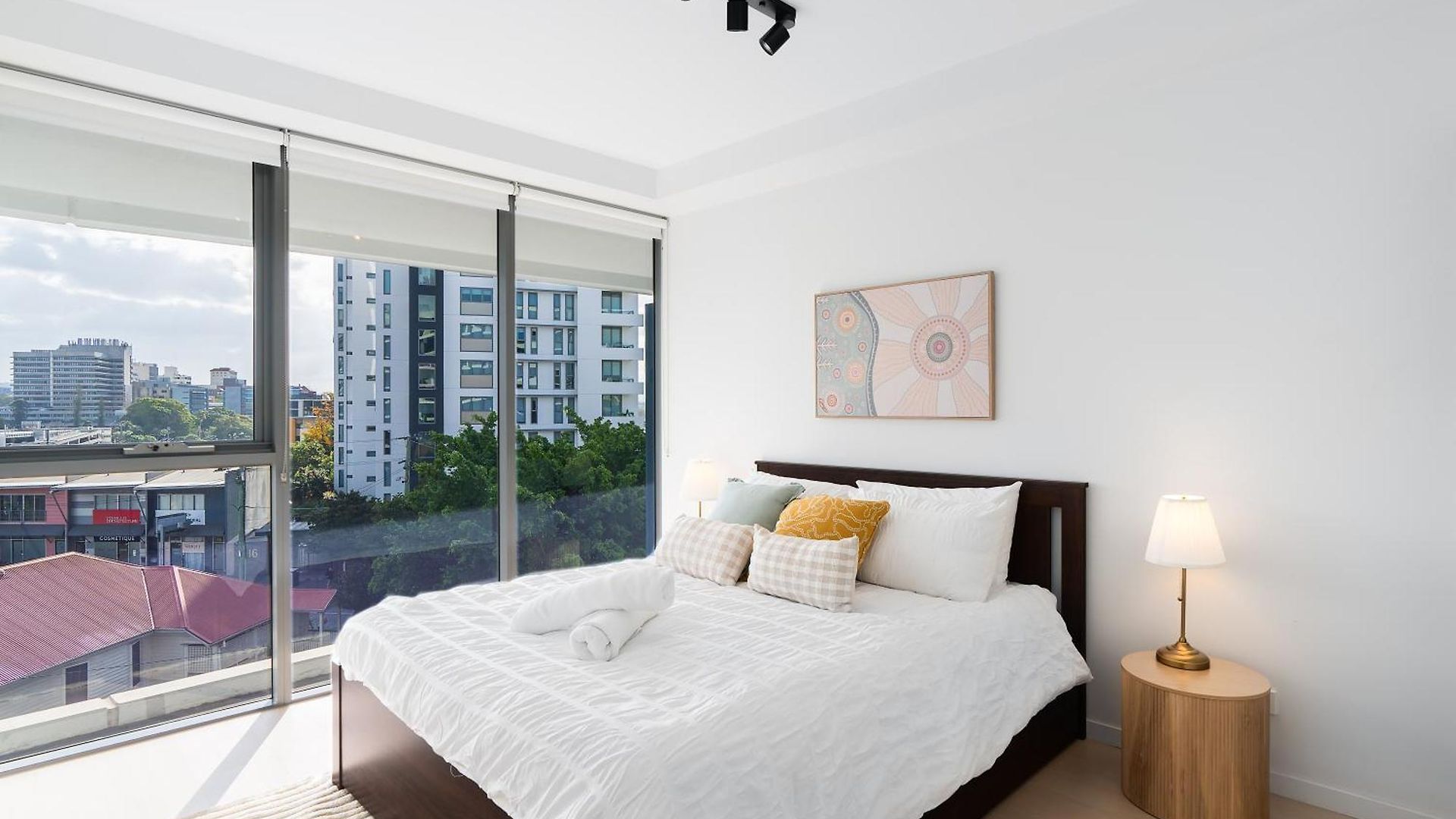 Modern And Stylish With Large Balcony And Parking! Apartment *