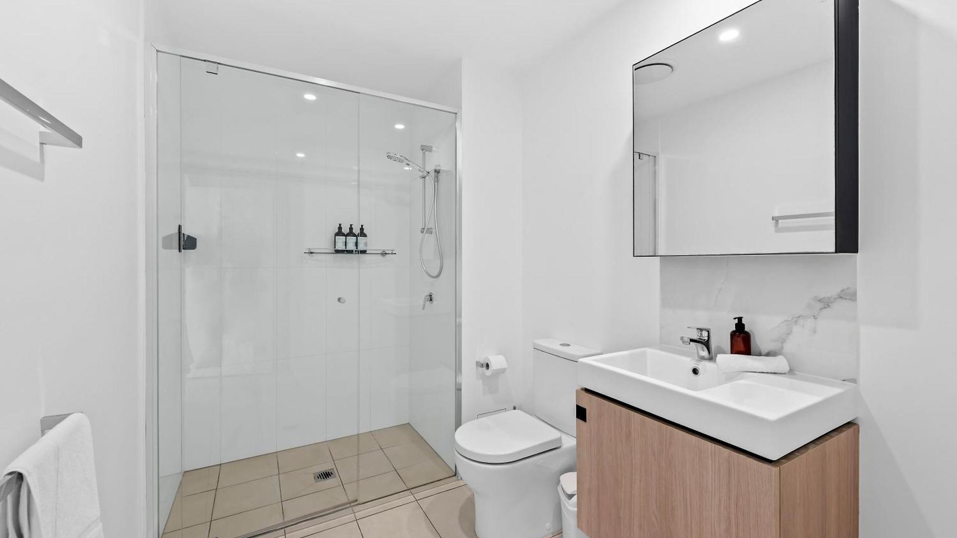 Stunning 1b In South Bank With River & Mountain View *