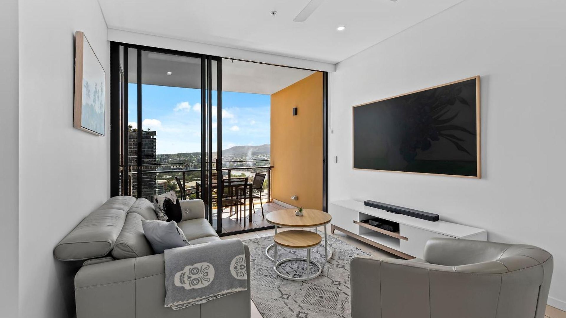 Stunning 1b In South Bank With River & Mountain View