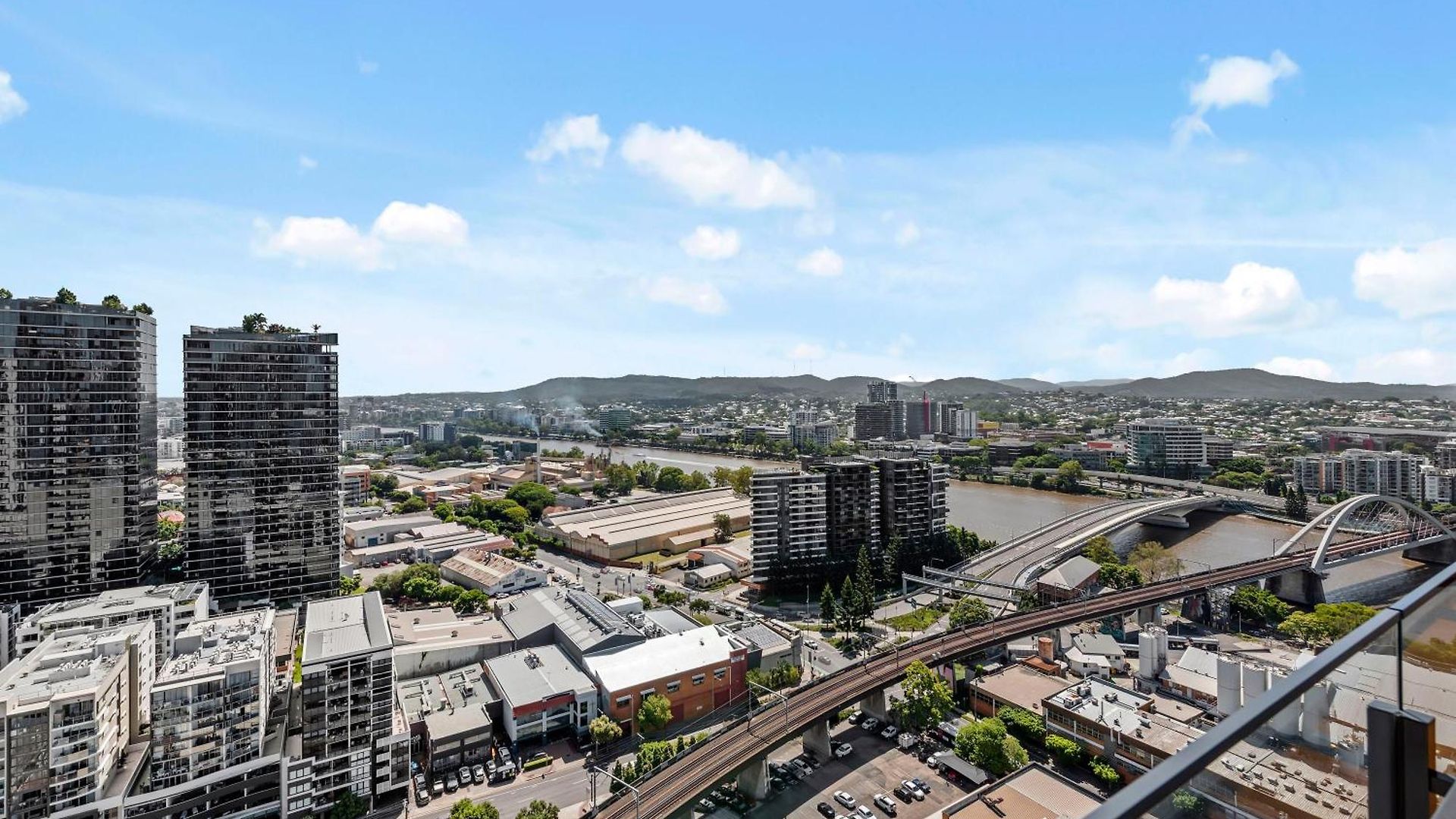 Stunning 1b In South Bank With River & Mountain View Apartment Brisbane