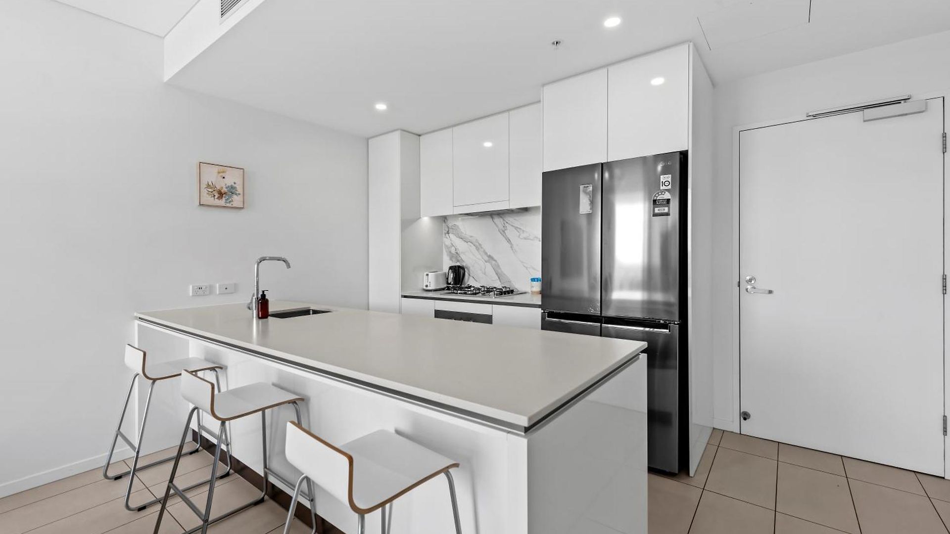Stunning 1b In South Bank With River & Mountain View *