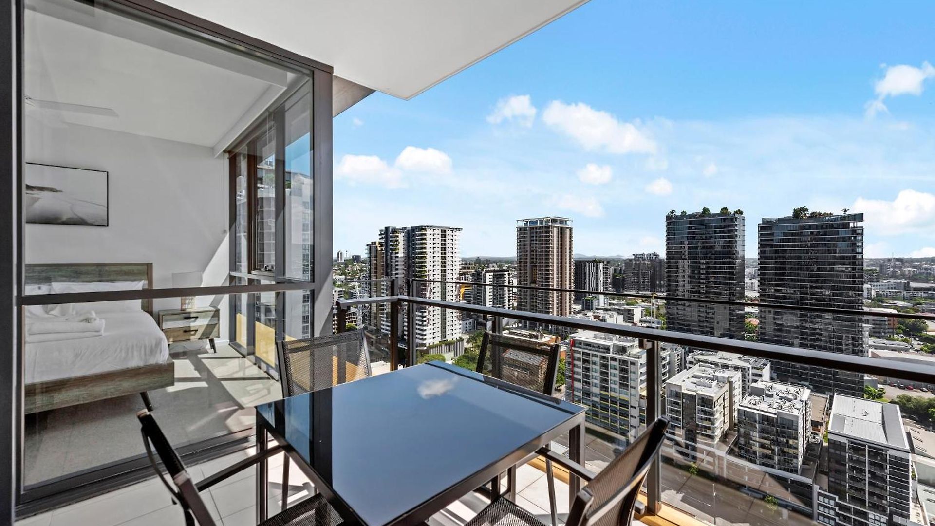 Stunning 1b In South Bank With River & Mountain View Apartment