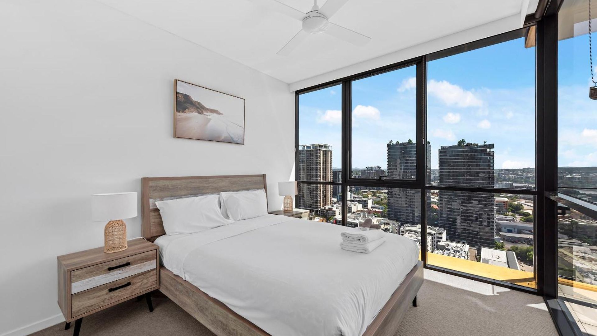 Apartment Stunning 1b In South Bank With River & Mountain View *