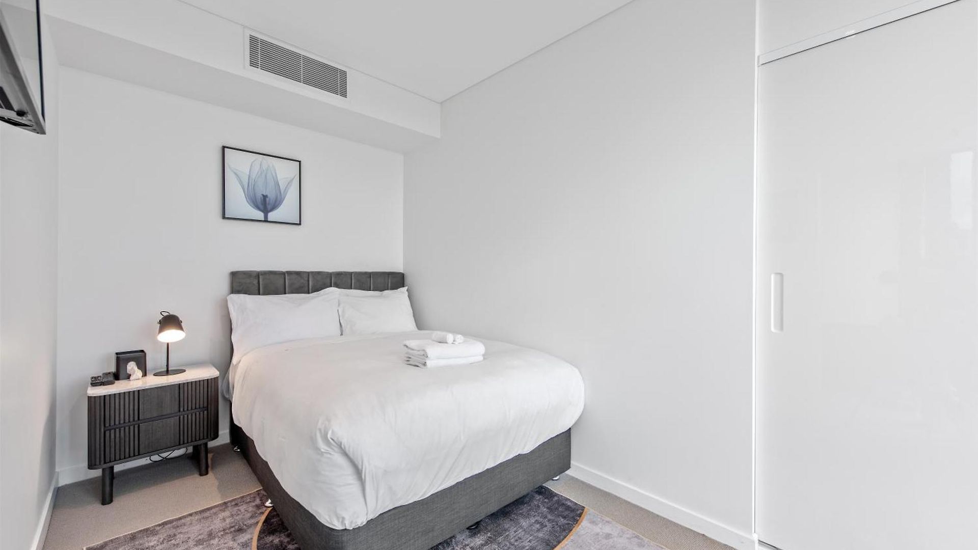 Cbd 2br With Breathtaking Views, Pool & Gym Apartment