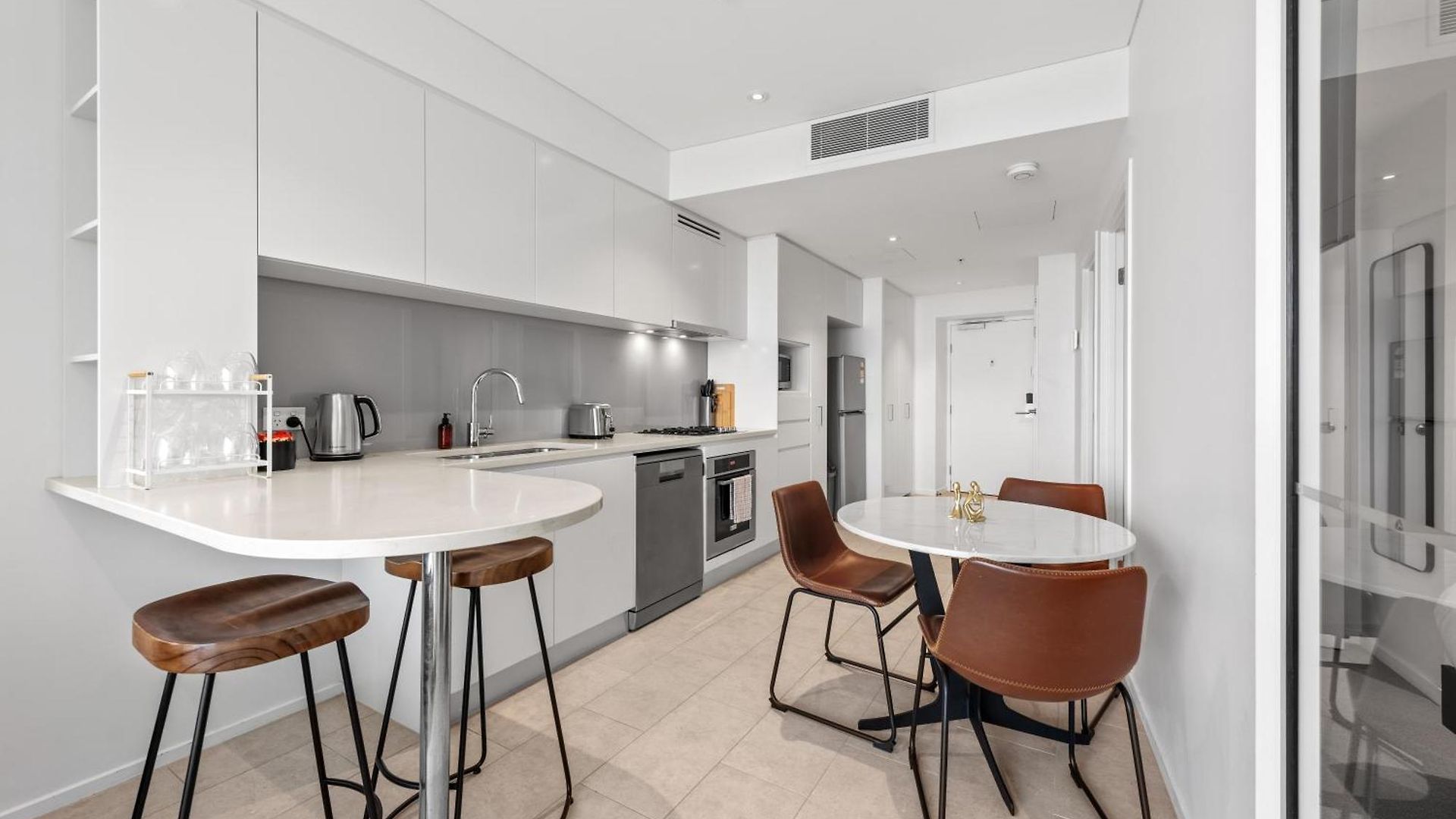 Cbd 2br With Breathtaking Views, Pool & Gym *