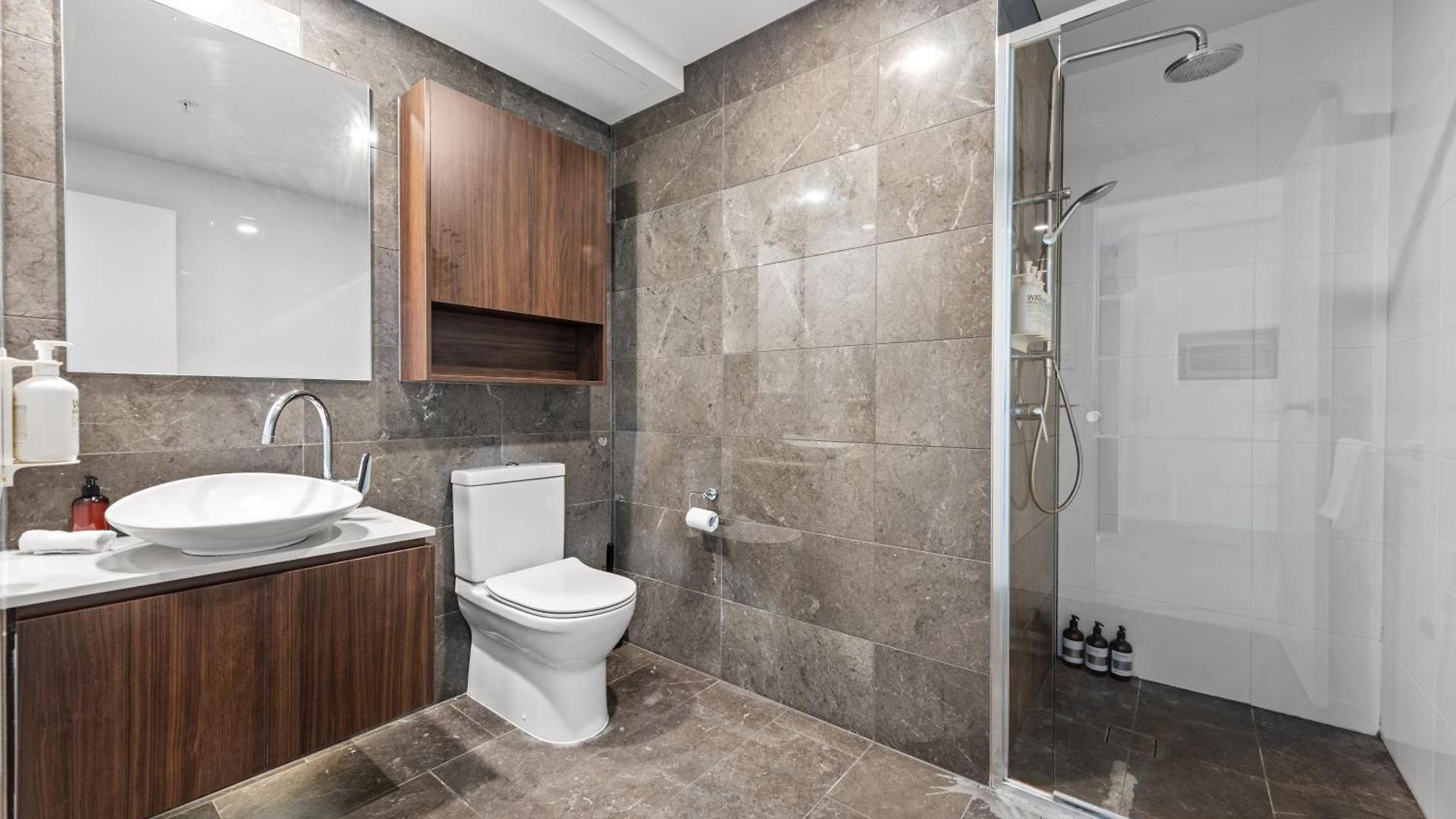 Cbd 2br With Breathtaking Views, Pool & Gym Apartment
