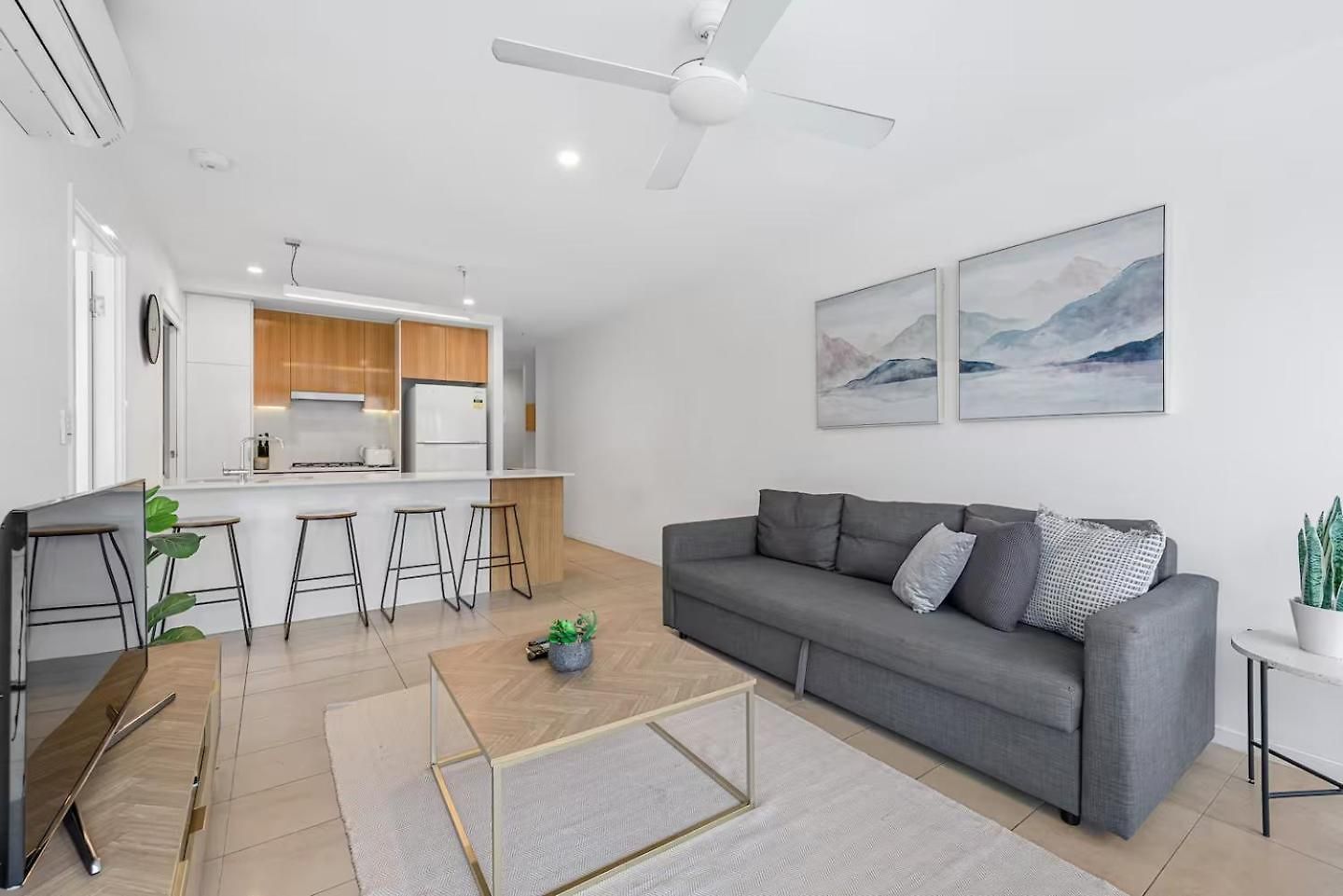 Apartment Million Dollar Views And Location! Walk To Cbd! *