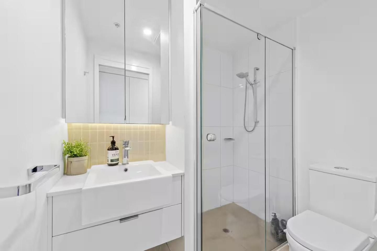 Million Dollar Views And Location! Walk To Cbd! Apartment *