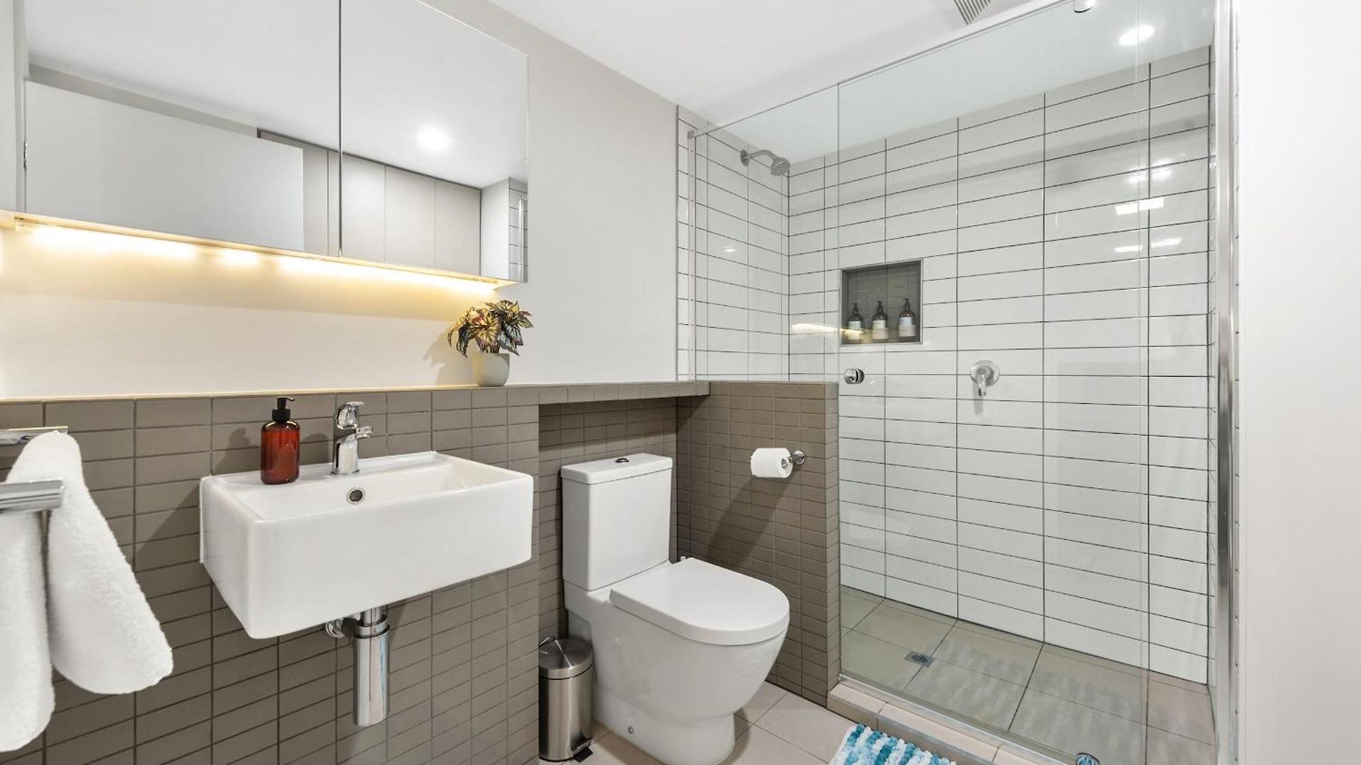 Modern And South Bank Apartment! Walk To Cbd
