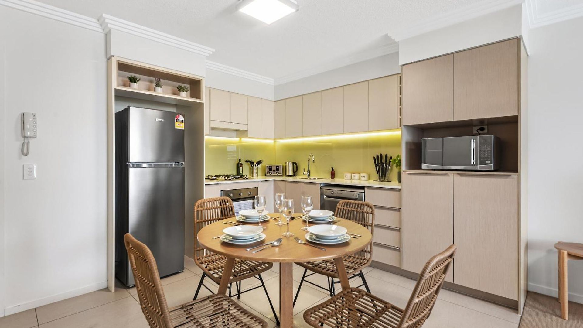 Modern And South Bank Apartment! Walk To Cbd *