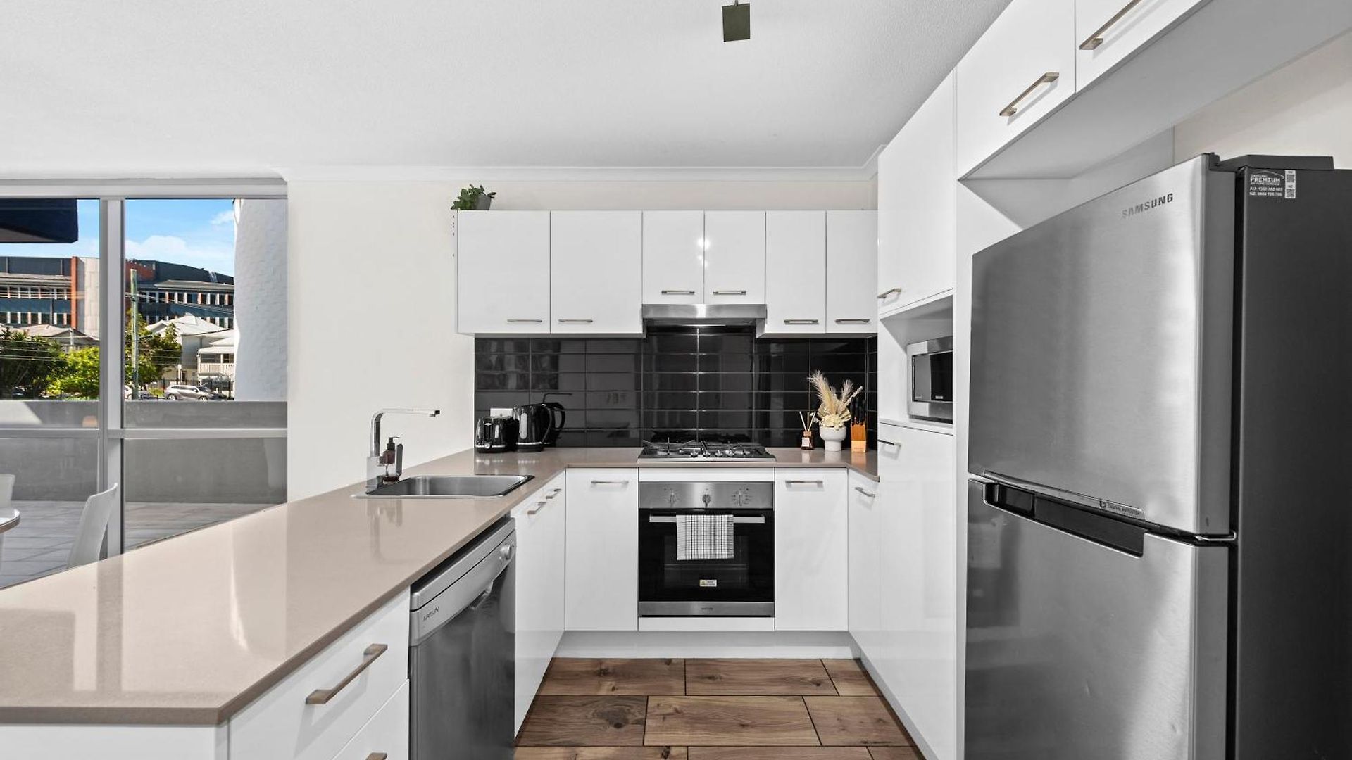 Comfy And Bright With Huge Balcony! Apartment Brisbane