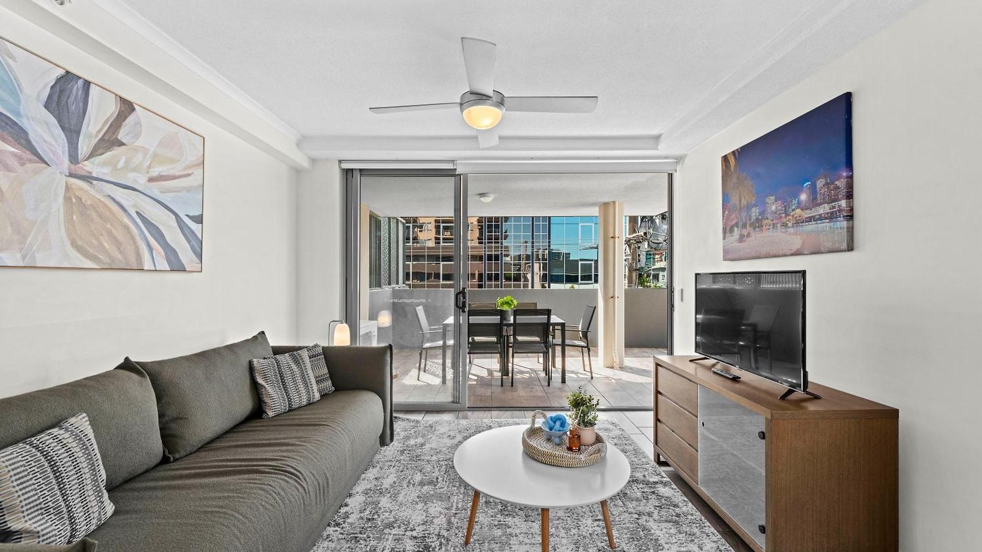 Comfy And Bright With Huge Balcony! Apartment