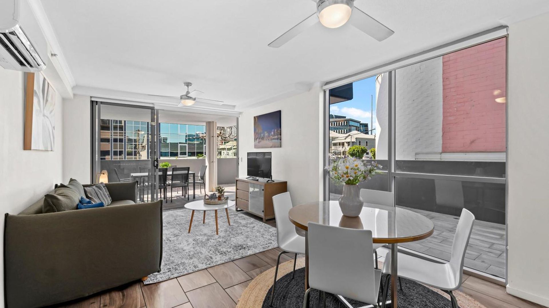 Apartment Comfy And Bright With Huge Balcony! Brisbane