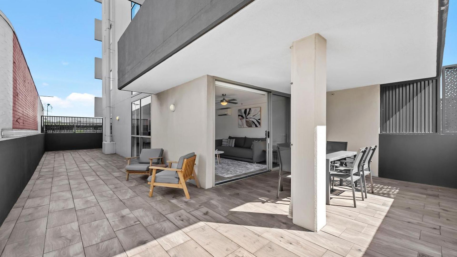 Comfy And Bright With Huge Balcony! Brisbane