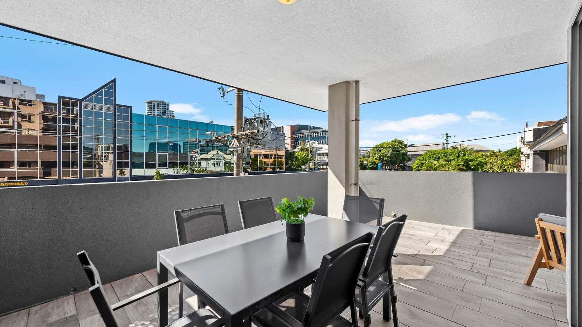 Comfy And Bright With Huge Balcony! Brisbane