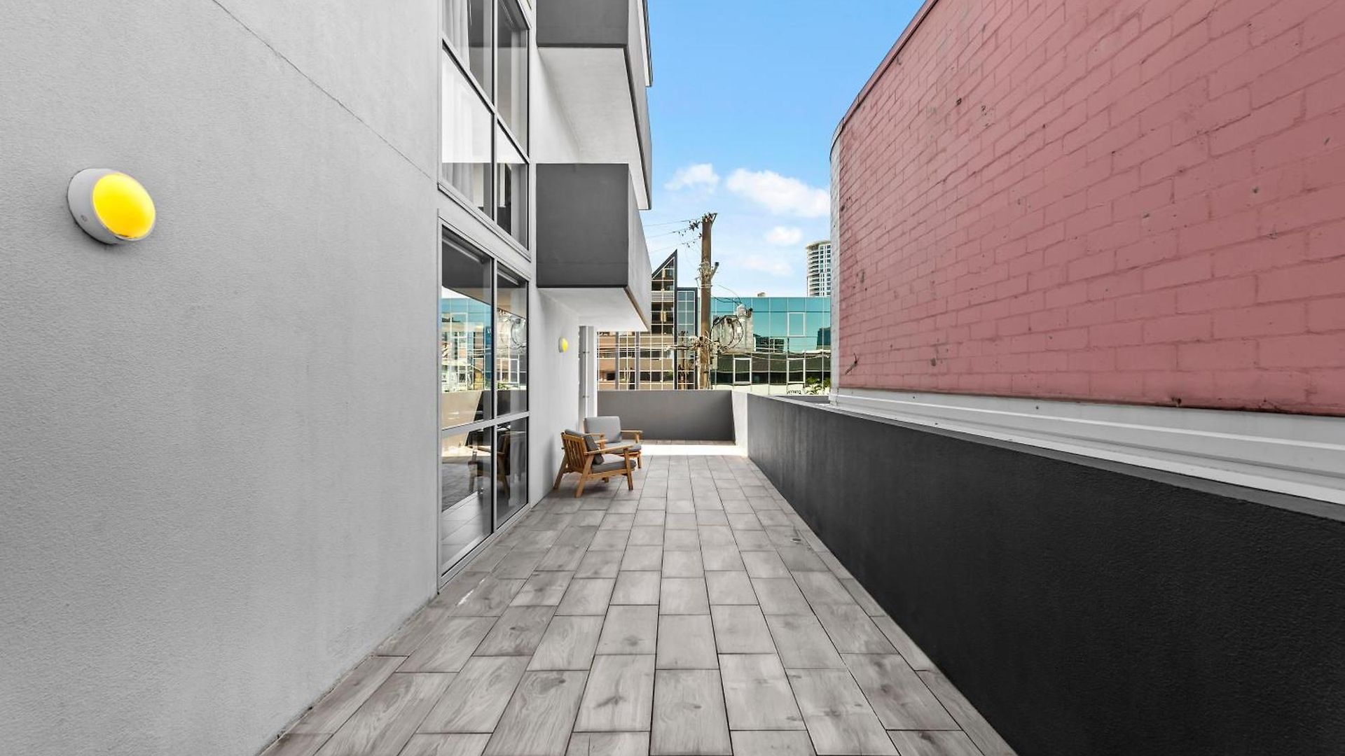 Comfy And Bright With Huge Balcony! Apartment *