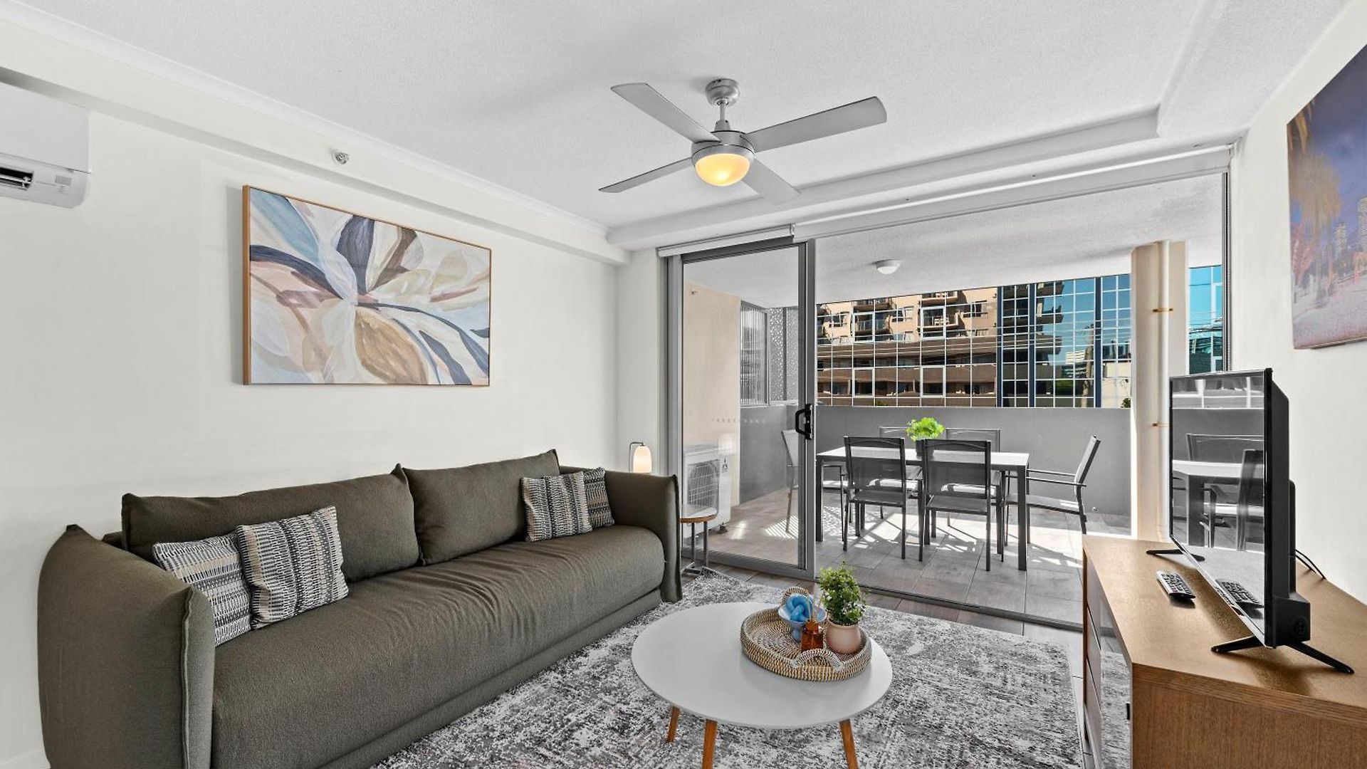 Comfy And Bright With Huge Balcony! Apartment Brisbane