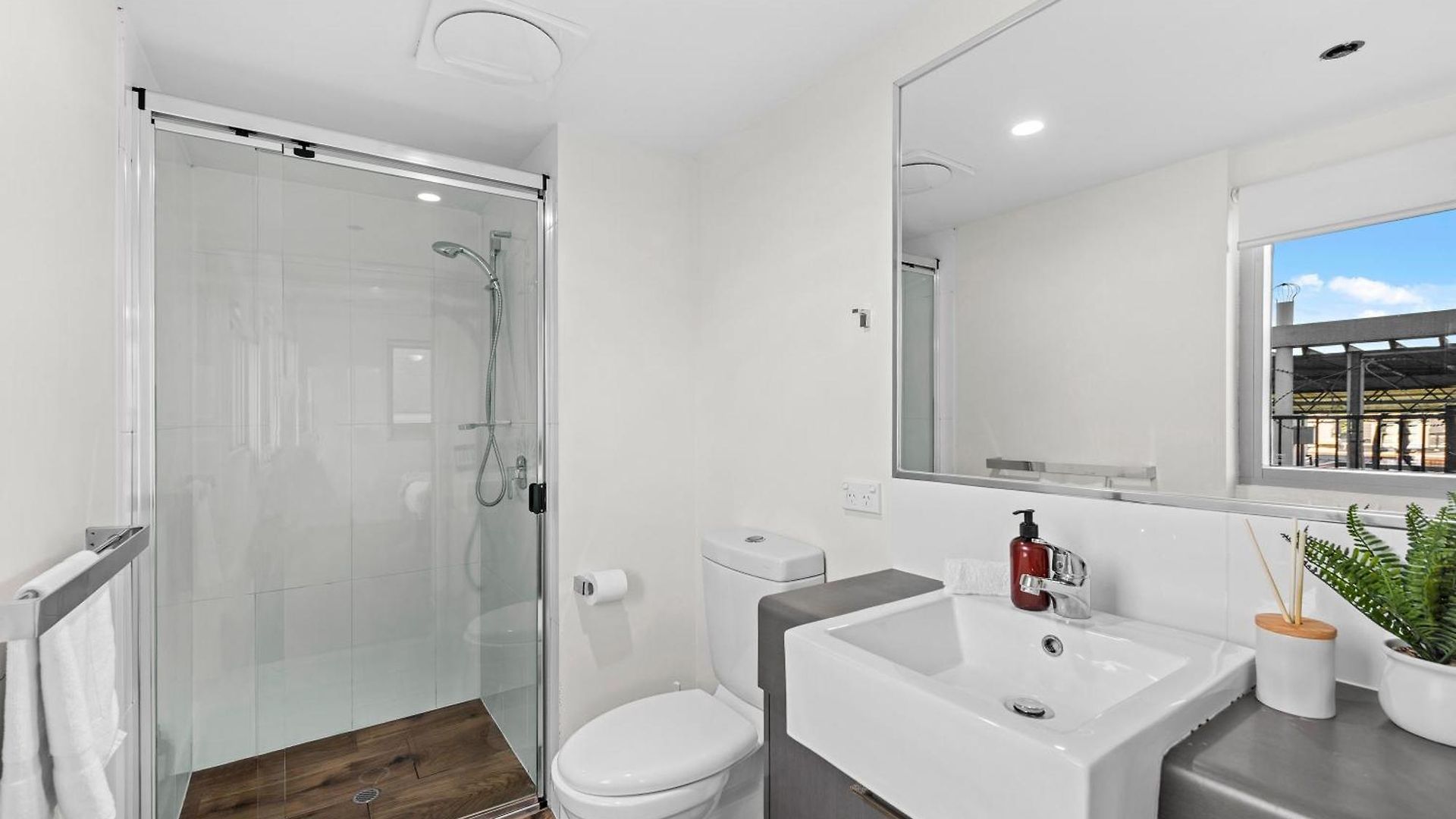 Comfy And Bright With Huge Balcony! Apartment Brisbane
