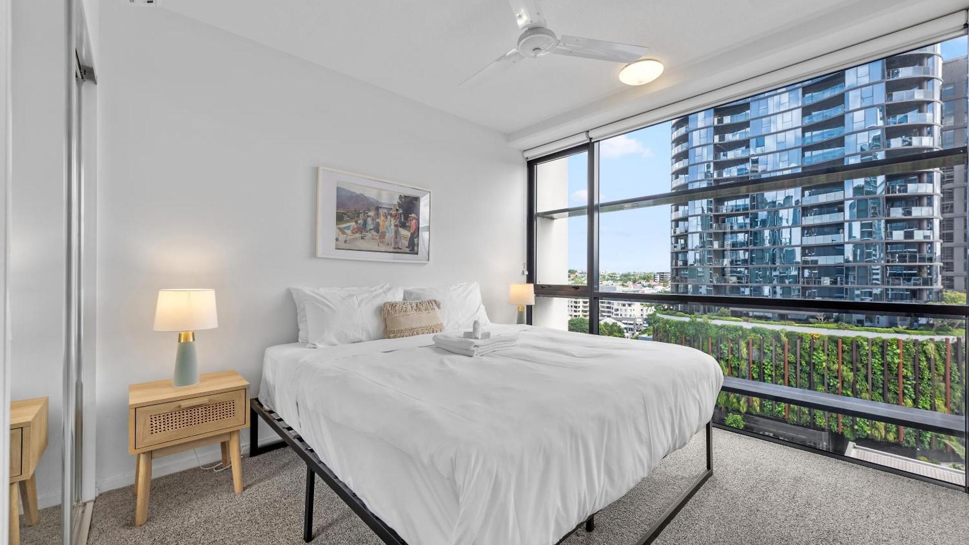 Spacious 2br On Fish Lane With Pool And Parking! *