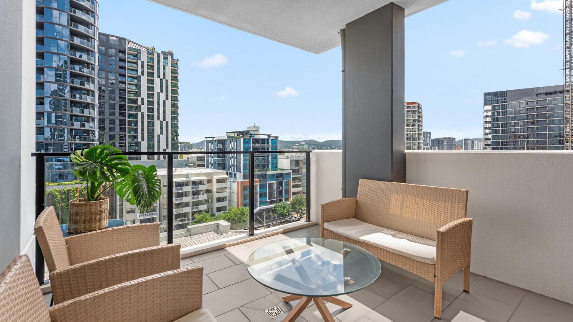 Spacious 2br On Fish Lane With Pool And Parking!