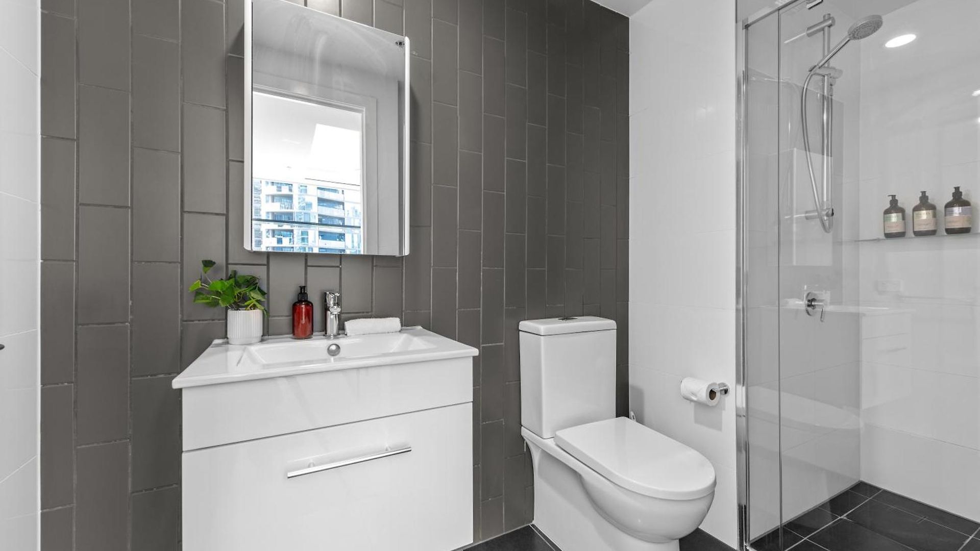 Spacious 2br On Fish Lane With Pool And Parking! Apartment Brisbane