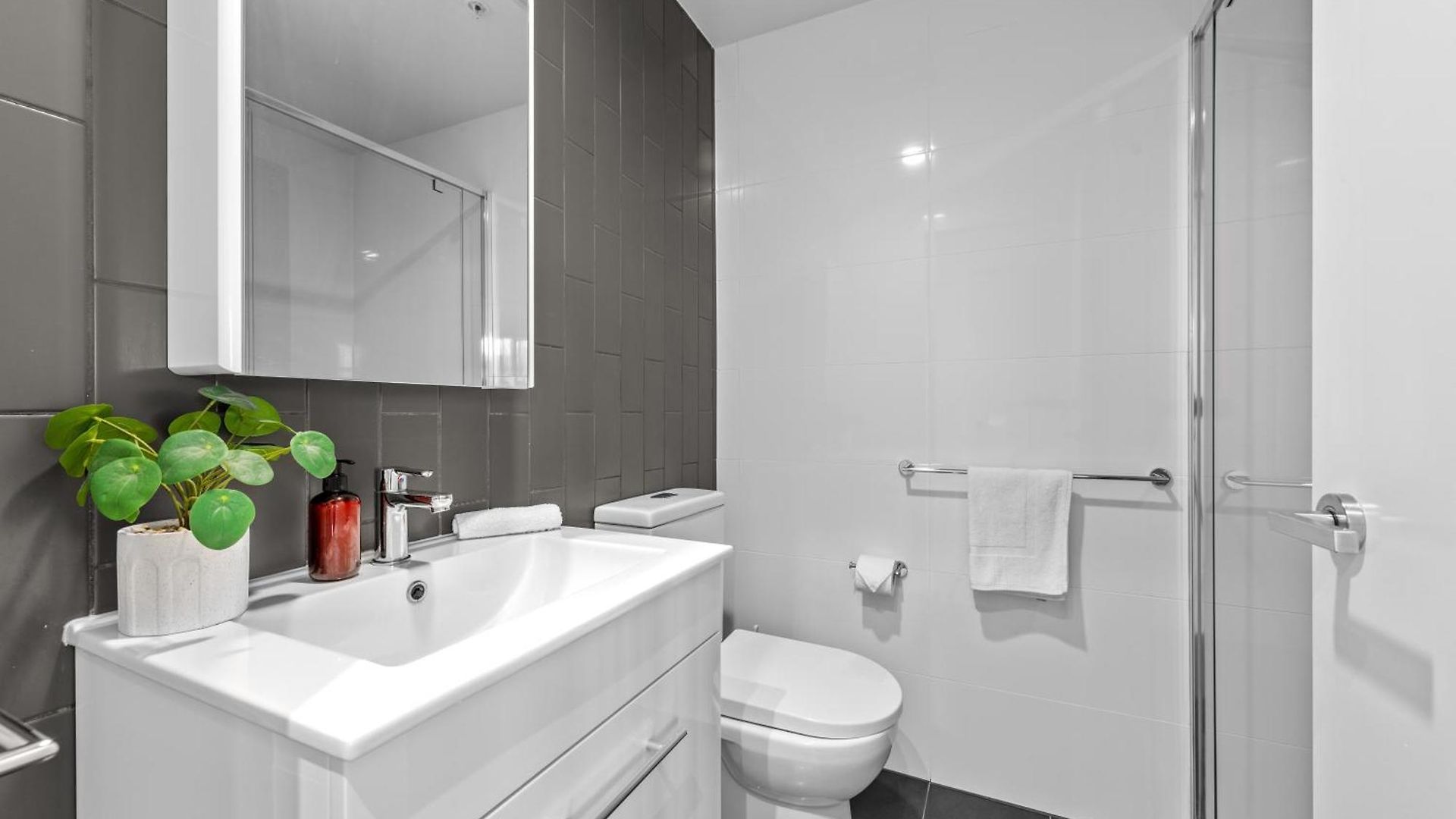 Spacious 2br On Fish Lane With Pool And Parking! *