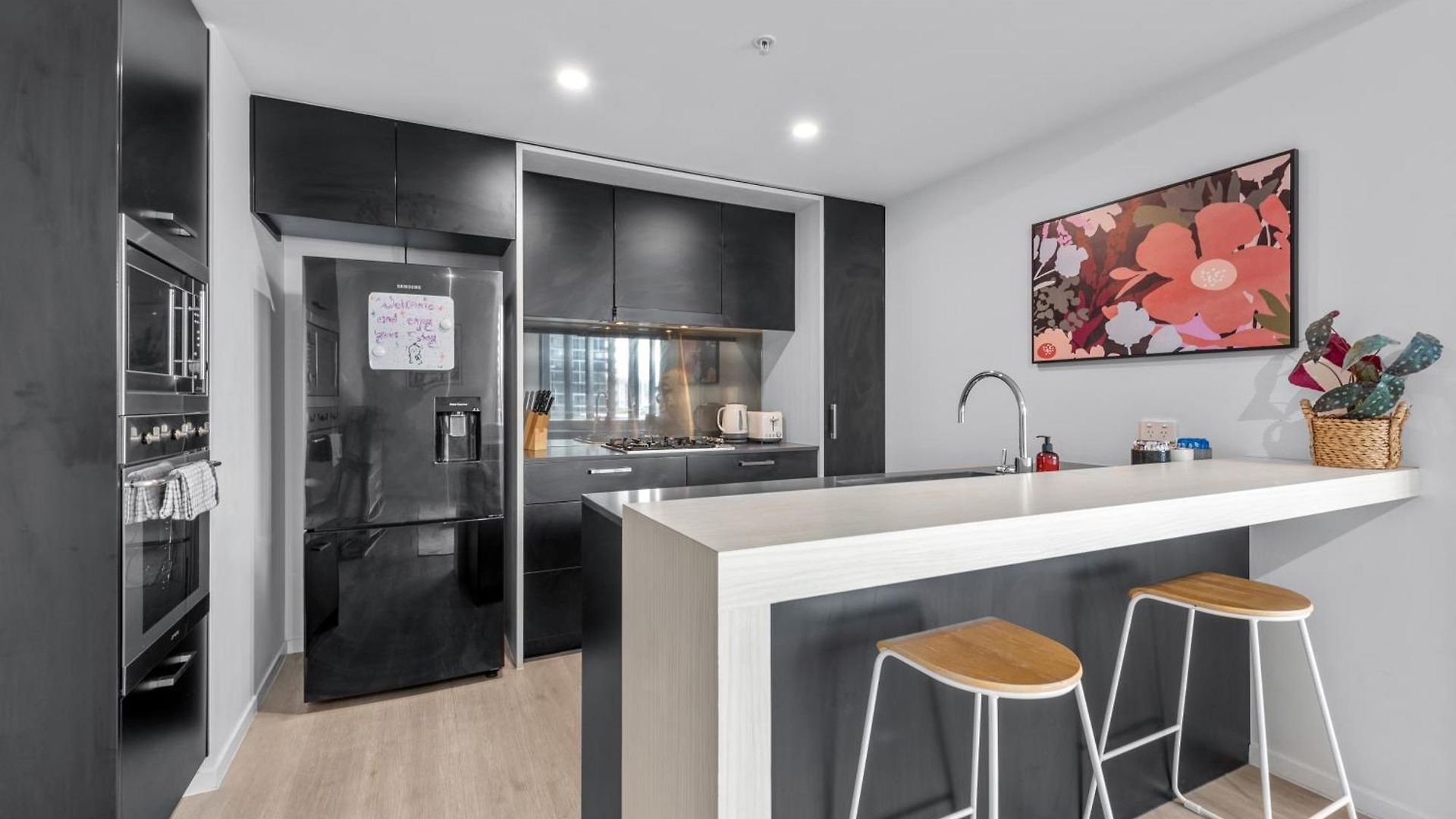 Spacious 2br On Fish Lane With Pool And Parking! * Brisbane