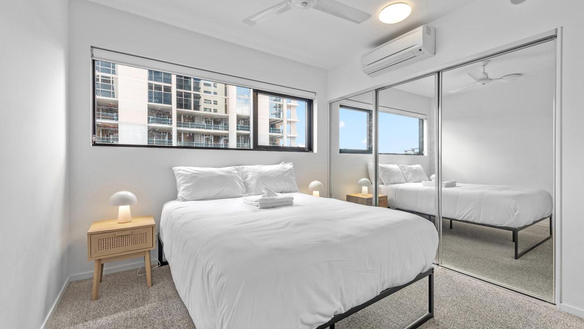 Apartment Spacious 2br On Fish Lane With Pool And Parking!