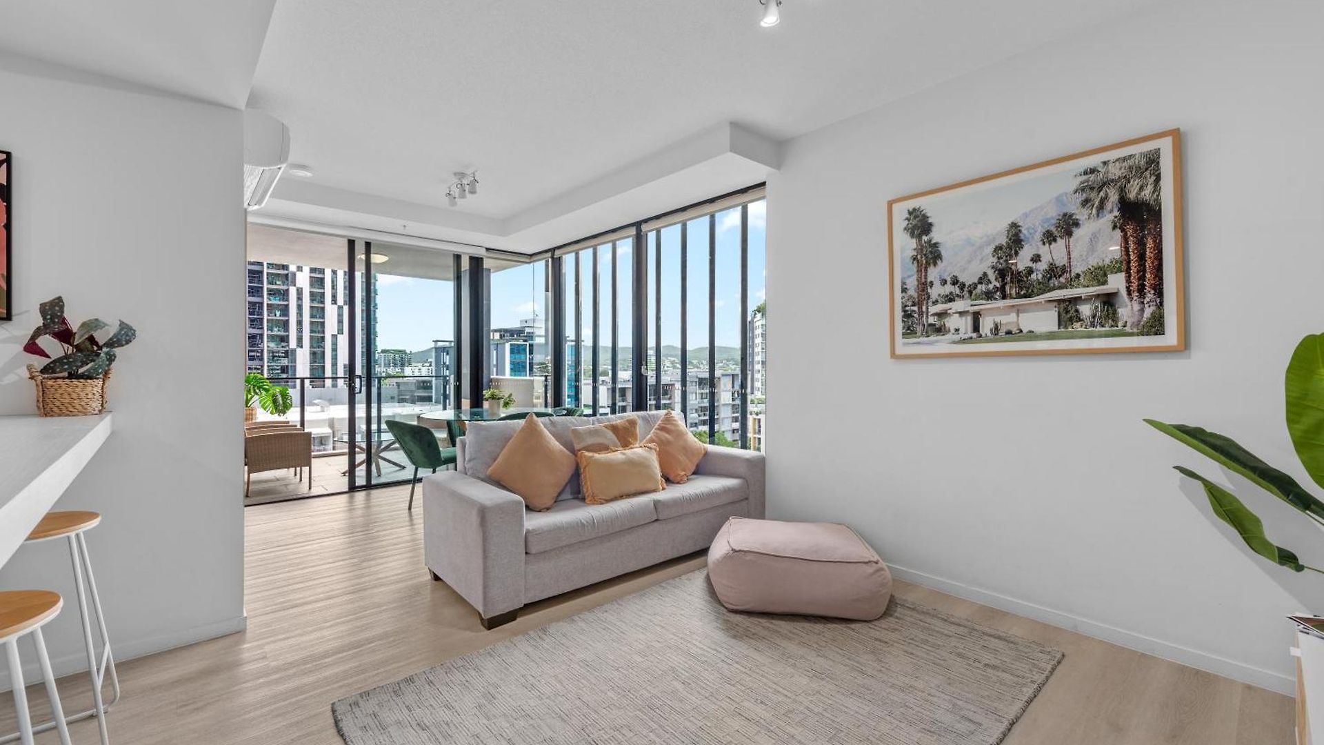 Spacious 2br On Fish Lane With Pool And Parking! Apartment